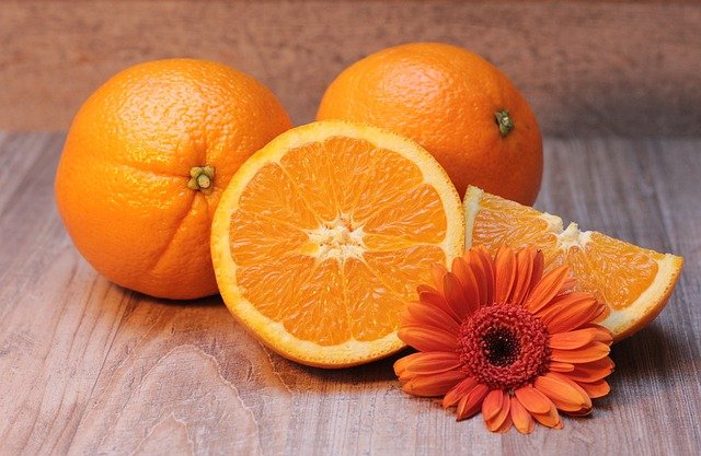 gerbera u pomerančů