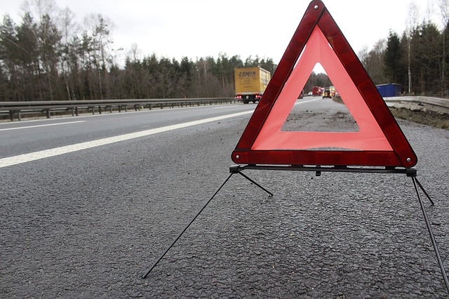 výstražný trojúhelník na silnici