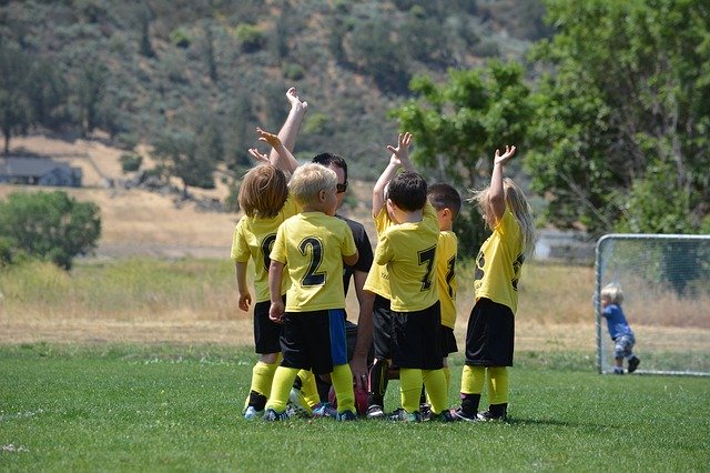 děti při hraní fotbalu